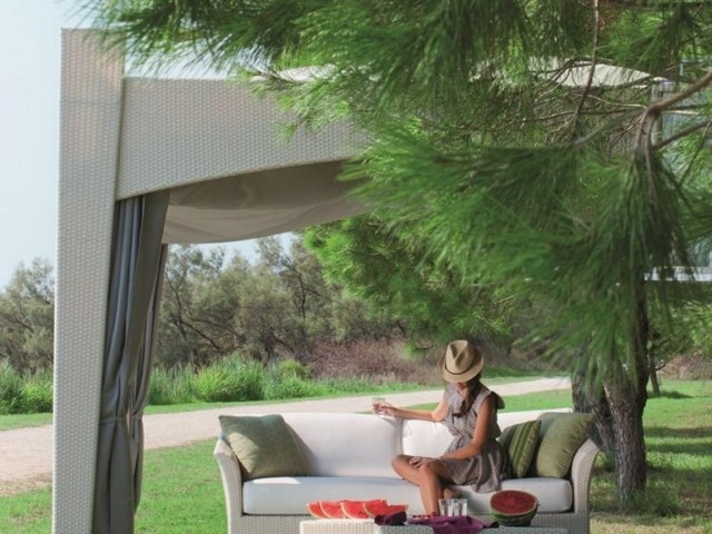 Záhradný altánok polyratanová krémová záhradná atmosféra