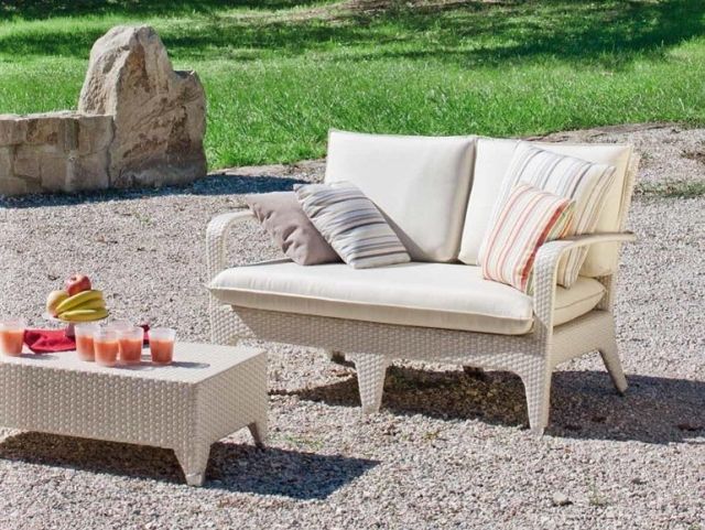 márnosť záhradná sedačka 2-miestny bočný stôl krémový ratan