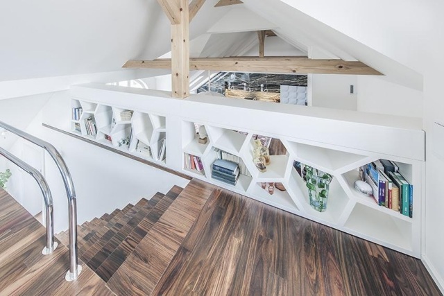 bytové zariadenie police voštinové drevené schody bytové zariadenie-police-voštinový-vzor-drevené-schody