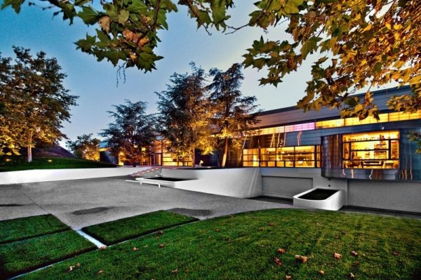 moderný luxusný dom s kamenným a skleneným dvorkom moderný luxusný kamenný a sklenený dvorček