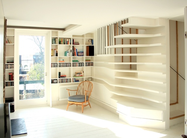 moderné bytové zariadenie svetlé izby police schody moderný mezonetový byt svetlé miestnosti police schody