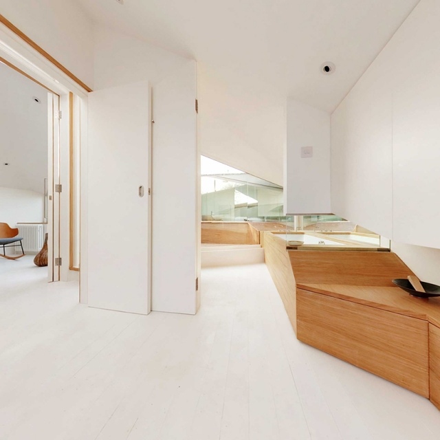 malý byt rekonštrukcia biele svetlé izby drevená kuchyňa rekonštrukcia malého bytu kuchyňa z bieleho dreva