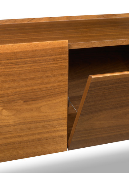 príborník vyrobený z masívneho orecha spazio rt