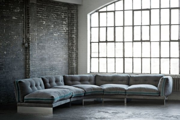 Stredne storočný vzhľad Dizajnový nábytok Kreslo-Pohovka tehlová stena Sedacia súprava s dizajnom nábytku v polovici storočia a sivou tehlovou stenou