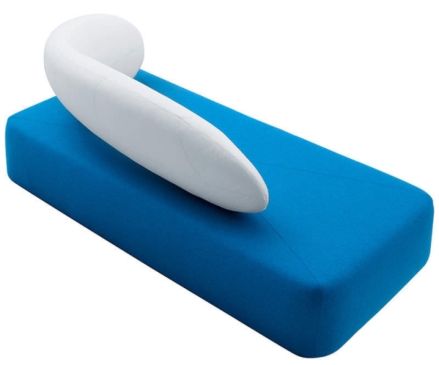 Nábytok do obývačky-rohová sedačka s modrým čalúnením-ergonomické operadlo moderný nábytok-obývačka-rohová sedačka-čalúnenie-operadlo-CHAT-Hiromichi-Konno