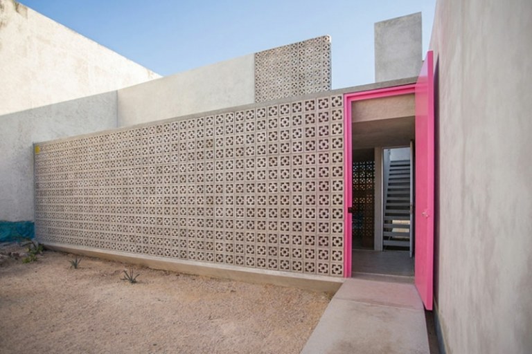 moderný nábytok v rustikálnom štýle interiér vchodové dvere ružová farba dierovaná stena