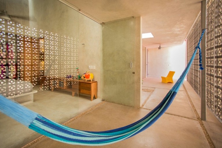 moderný nábytok v rustikálnom interiéri hojdacia sieť modrý interiérový dizajn