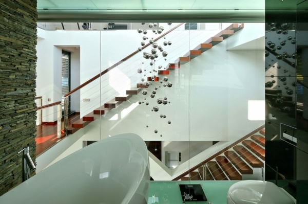 kúpeľňa s bielou vaňou elegantný interiér