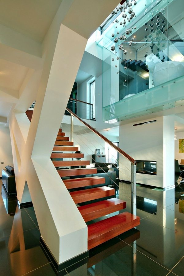 moderné drevené schodisko-minimalistický interiér biele steny v minimalistickom dome