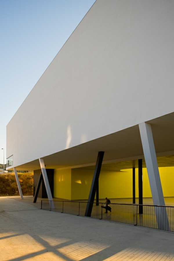 Vysoká škola modernej minimalistickej architektúry Moderná-minimalistická-architektúra-hudobná škola