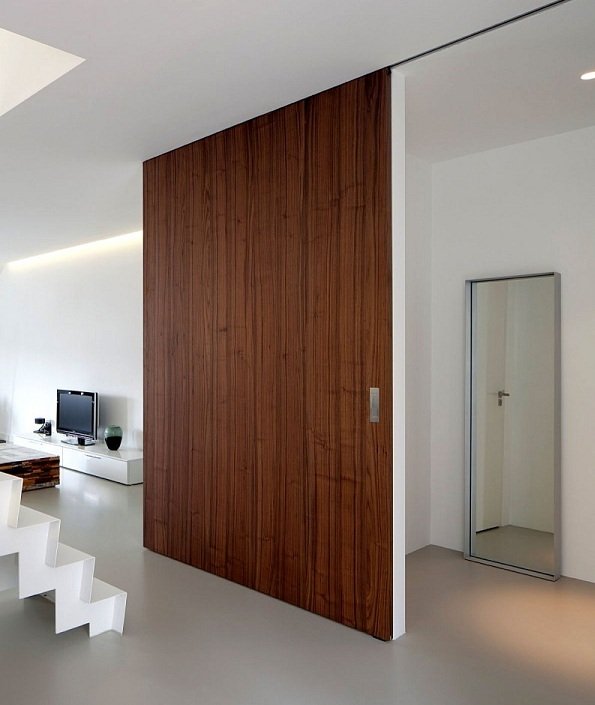 biele steny a drevo-prvky-moderný-interiér-dekorácia