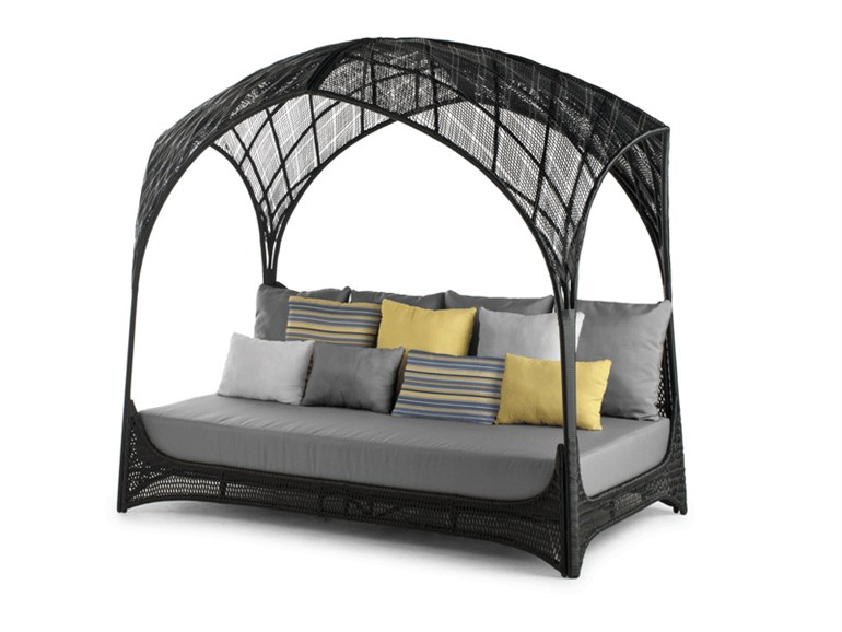 moderná záhradná posteľ s baldachýnom