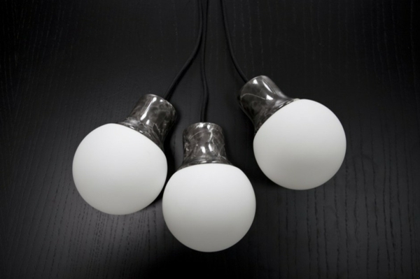 malé biele kyvadlové svetlá