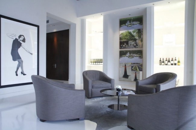 Vybavenie obývačky rozkladacie kreslá sivý poťah na stenu