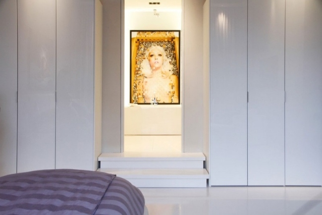 Penthouse zariadenie nábytku spálňa biela bezúchytkové osvetlenie dverí skrinky