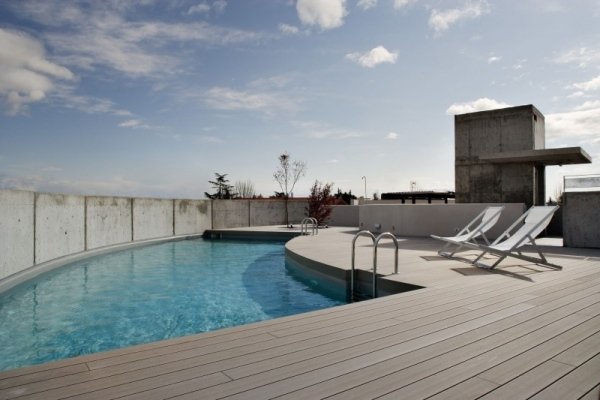 Lehátka na strechu z betónového domu