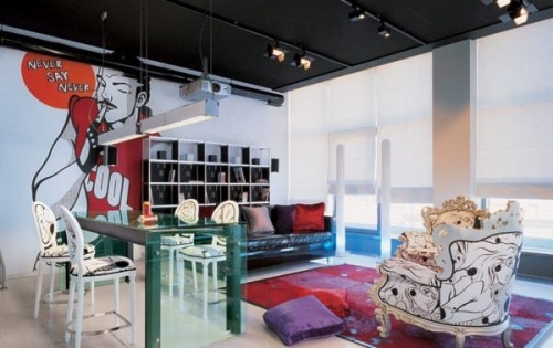 moderný podkrovný byt superhrdinské motívy obývačka moderný penthouse s obývacou izbou s motívmi superhrdinov