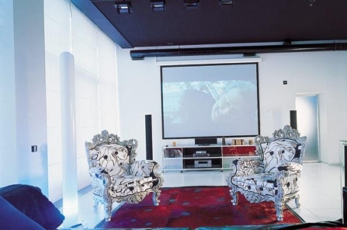 penthouse byt kreslo so superhrdinskými motívmi Penthouse s kreslom s motívmi superhrdinov