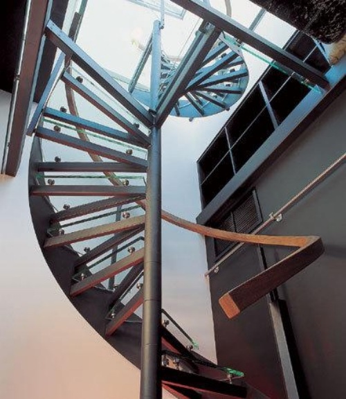 penthouse byt superhrdina motívy schody Penthouse so schodmi so superhrdinskými motívmi