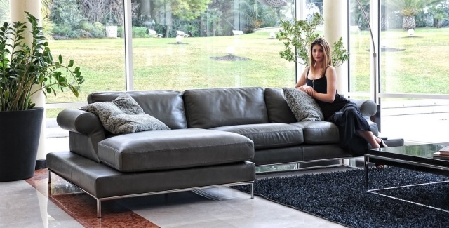 moderná rohová sedacia súprava kožený sivý huňatý koberec moderný čalúnený kožený sivý huňatý koberec