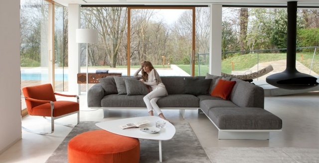 sedačka na voľný čas biely rám sivá sedačka, oranžové vankúše sedacia súprava na voľný čas biely rám sivej pohovky