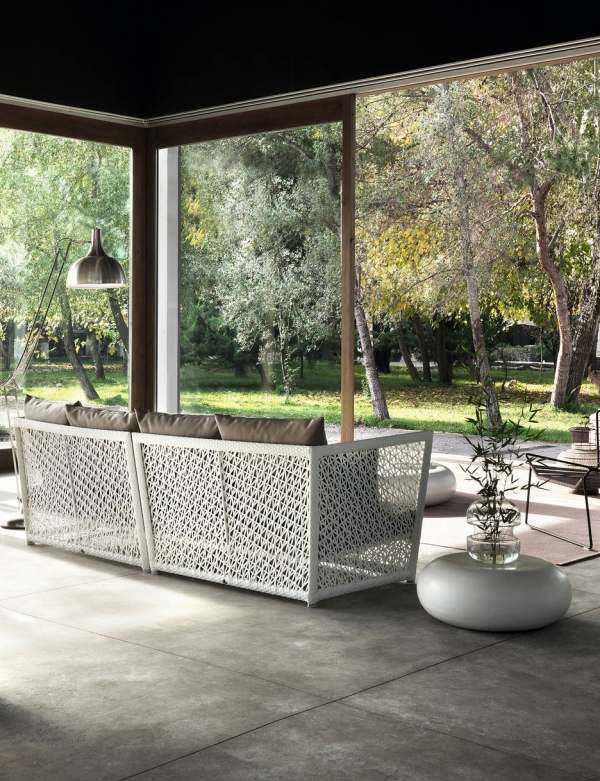 Ratanový nábytok Biely prútený stolík Expormin Ratanový nábytok Expormin biely prútený stolík zo sklolaminátu