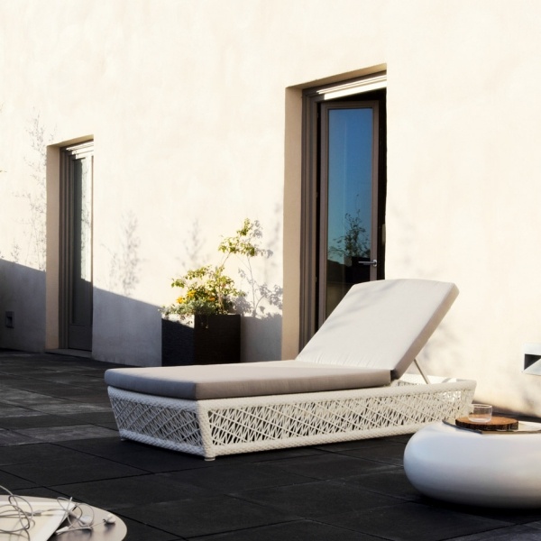 ratanové ležadlo biely príručný stolík expormin tunis ratanové ležadlo na bielom stolíku expormin tunis kolekcia