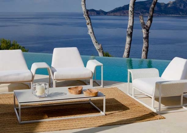 moderná ratanová sedačka s bodovým bielym kreslom