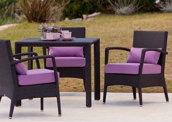 Ratanový nábytok bodové čierne purpurové vankúšové stoličky