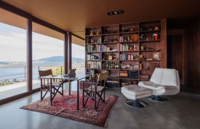 Hnedý interiér - koberec kalim - kreslo - koža - svetlo šedá - polička na stenu - jedálenský stôl - stolička - okenná stena