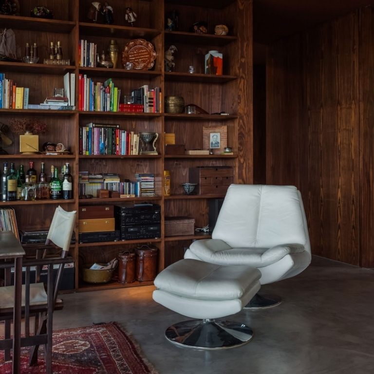 Interiér v hnedej farbe - kreslo - podnožka - pohovka - koža - svetlo šedá - skrinka do knižnice