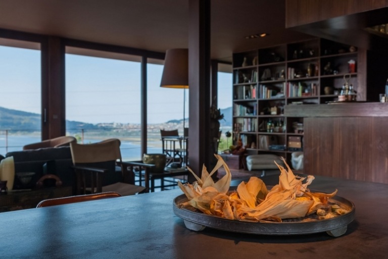 Interiérový dizajn v hnedej obývacej izbe-jedálenský stôl-dekorácia stolu-malé stoličky