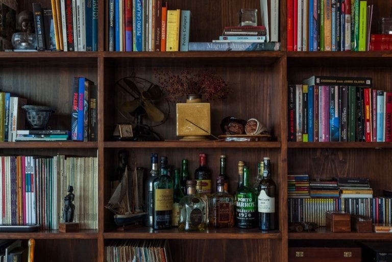 Interiérový dizajn v Braun -knižnica skrinky-obývačka-knihy-dekorácia-fľaše-figúrky