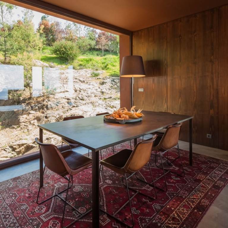 Interiérový dizajn v hnedých jedálenských stoloch-kelimteppich-ozdobách-okenných stenových kríkoch