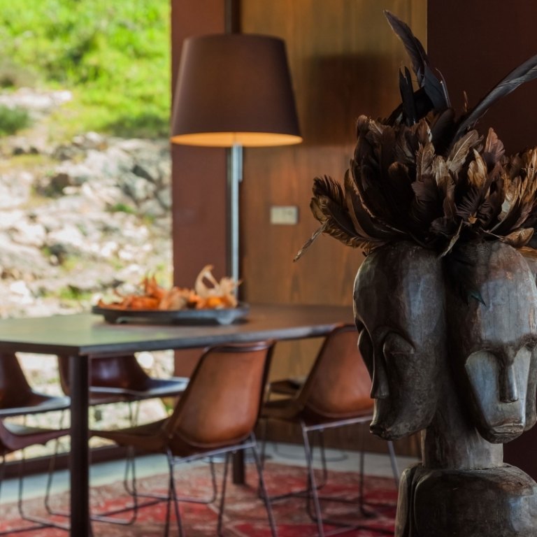 dizajn miestnosti-hnedá-afrika-figúra-socha-stoličky-jedálenský stôl-podlahová lampa