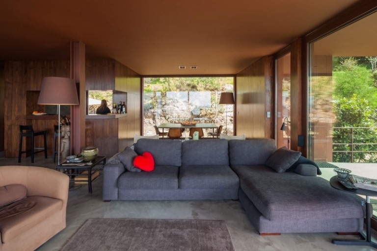 dizajn miestnosti-hnedá-obývačka-rohová sedačka-čalúnenie-sivá-otvorené-plánovanie-okenná stena