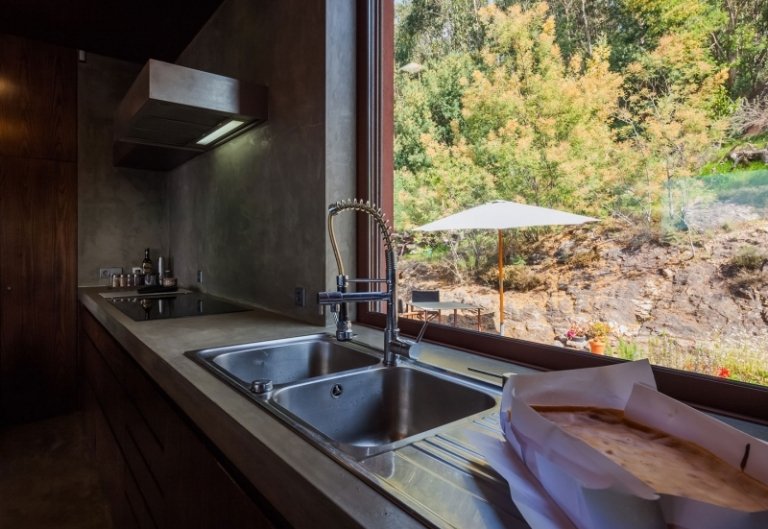 dizajn miestnosti-hnedý-drez-okno-výhľad-kuchyňa-odsávač-design