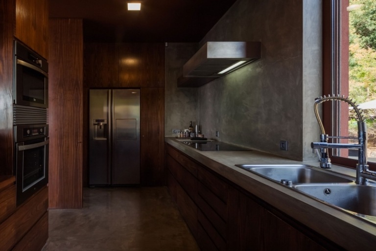 dizajn miestnosti-hnedá-kuchynský drez-kuchynské skrinky-rúra-okno