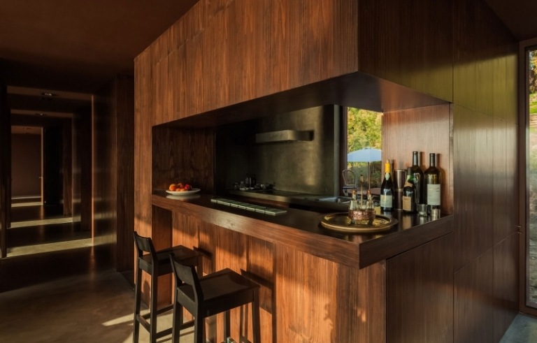 návrh miestnosti-hnedá-kuchynská linka-orech-taburet-čierna-stena obklad-betónová podlaha