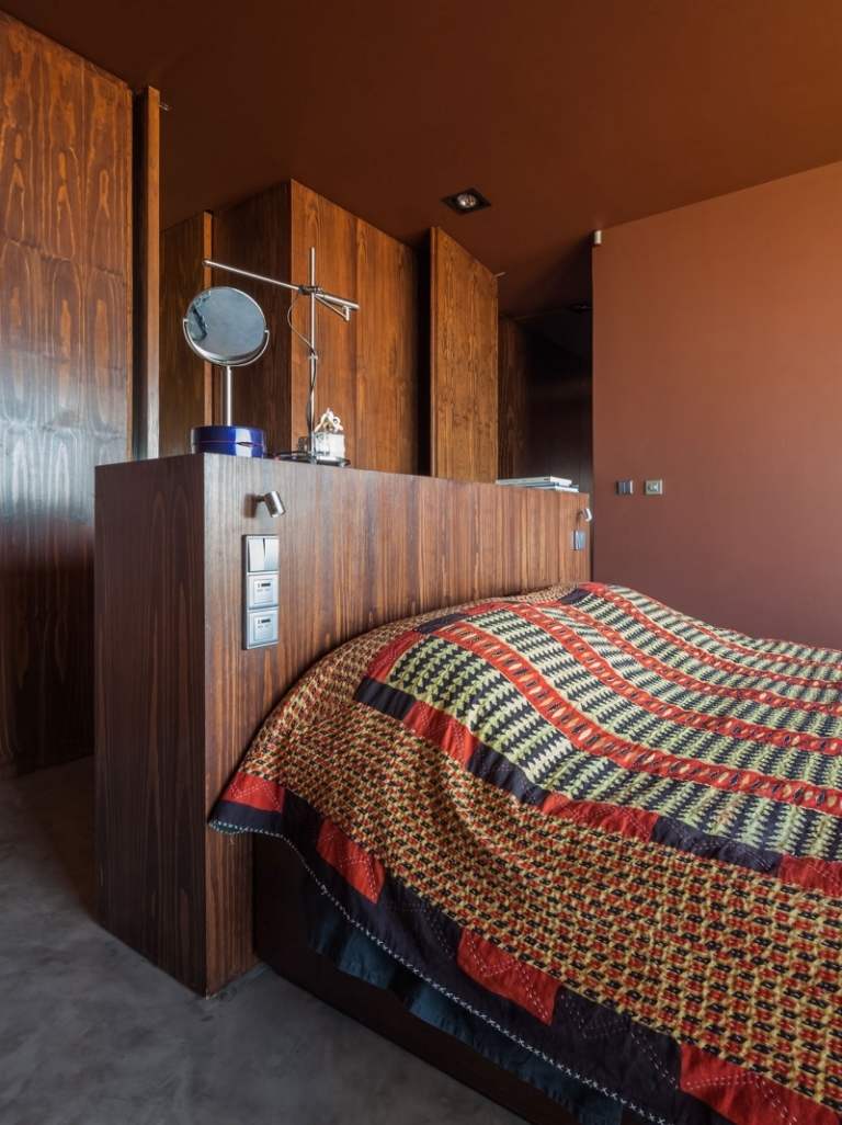 dizajn miestnosti-hnedá-spálňa-obklad na stenu-orech-prehoz-tradičný