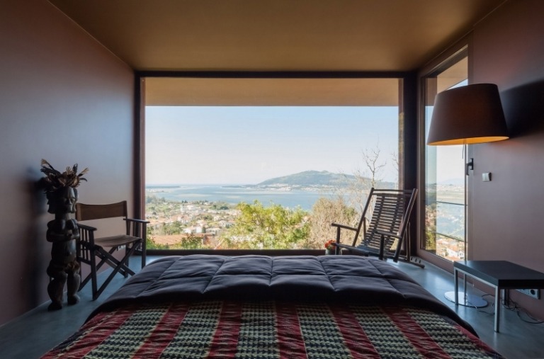 dizajn miestnosti-hnedá-spálňa-okno-stena-výhľad-afrika-fugur-podlahové svietidlo-výhľad