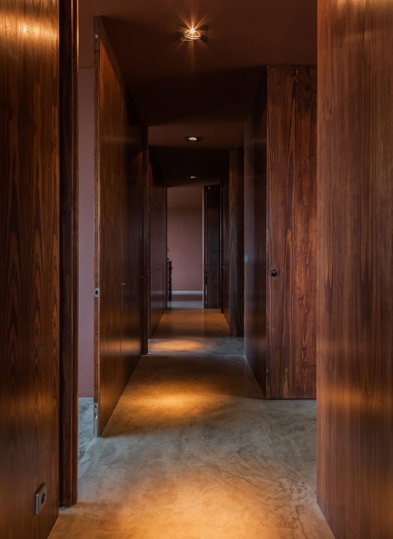 dizajn miestnosti-hnedá-chodba-betón-podlaha-stena-obklad-drevo-orech-osvetlenie