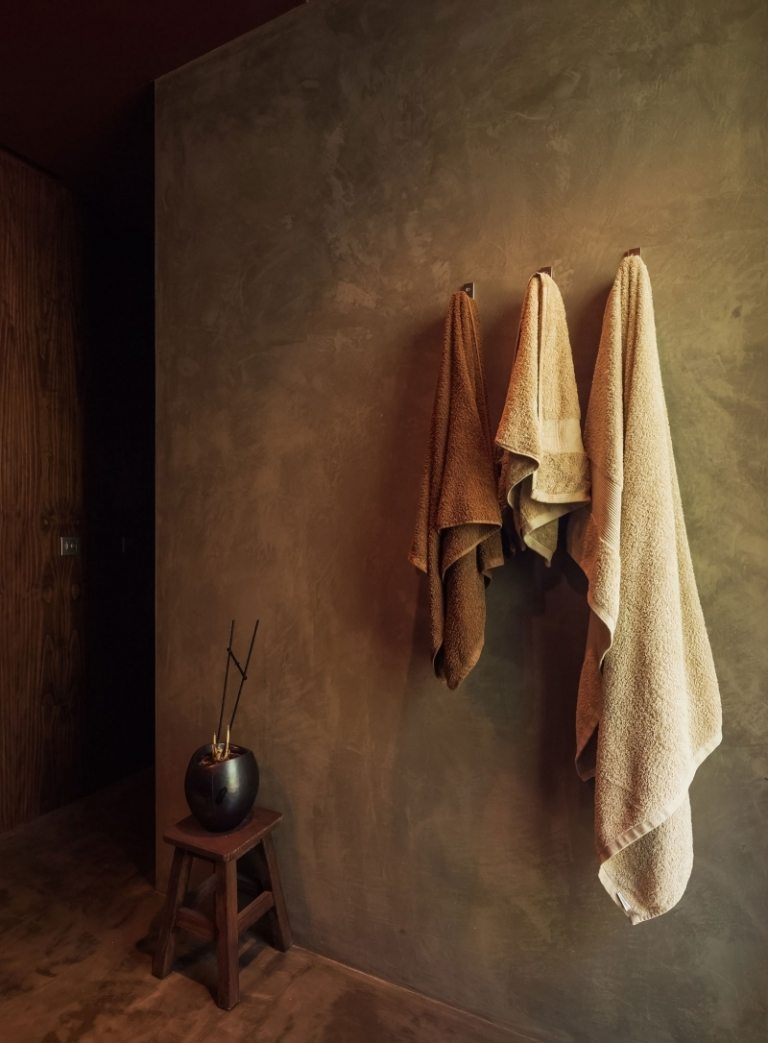 návrh miestnosti-hnedá-kúpeľňa-uteráky-taburetka-drevo-betón-omietka