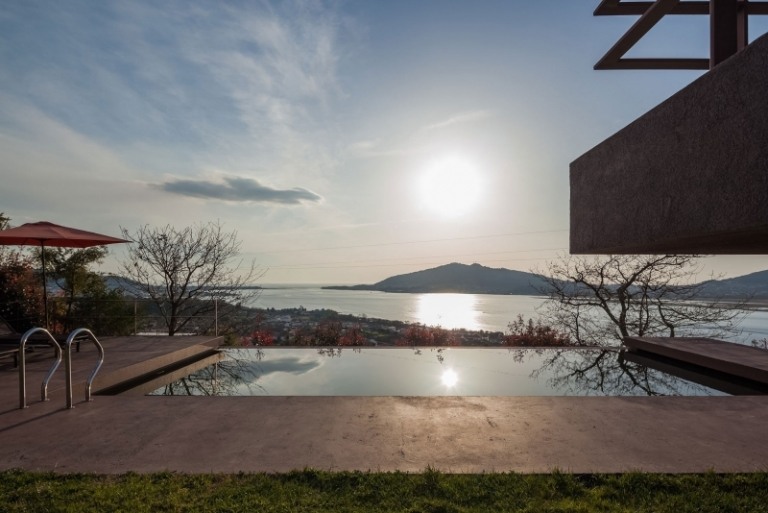 dizajn miestnosti-hnedý-plavecký bazén-slnečník-výhľad-nekonečný bazén