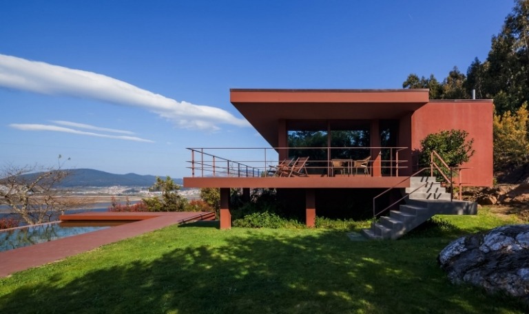 dizajn miestnosti-hnedý dom-trávnik-schody-terakotová-farba-bazén-les-les