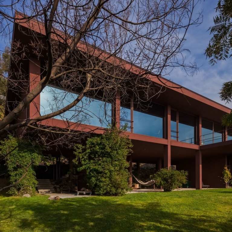 dizajn miestnosti-hnedý-trávnik-záhrada-kríky-dom-okno stena-hojdacia sieť