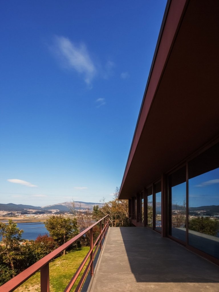 dizajn miestnosti-hnedá-terasa-okno-výhľad-výhľad na more-zábradlie-kovové