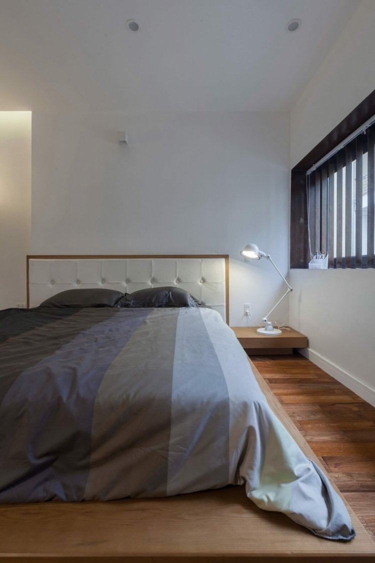 Manželská posteľ s čelom z dreva a kože v minimalistickej spálni Moderná rozdeľovač izieb-spálňa, posteľ, čelo postele, okenná doska
