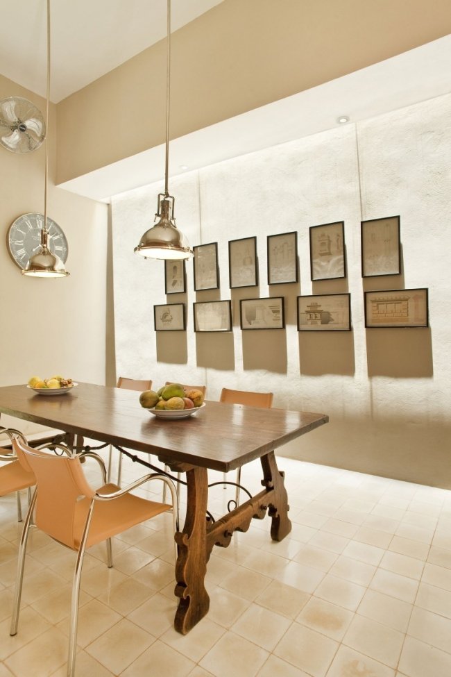 Rezidencia v koloniálnom štýle Moderná jedáleň, jedálenský stôl, drevené rustikálne stoličky
