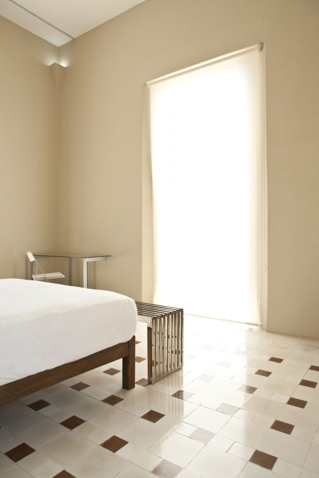 Nástenné osvetlenie spálne nenápadné dlažby v bielo hnedom koloniálnom štýle